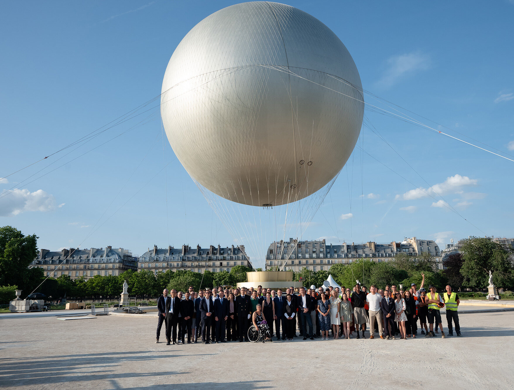 Vasque olympique Tuileries, équipe de la réalisation avec le président de la république