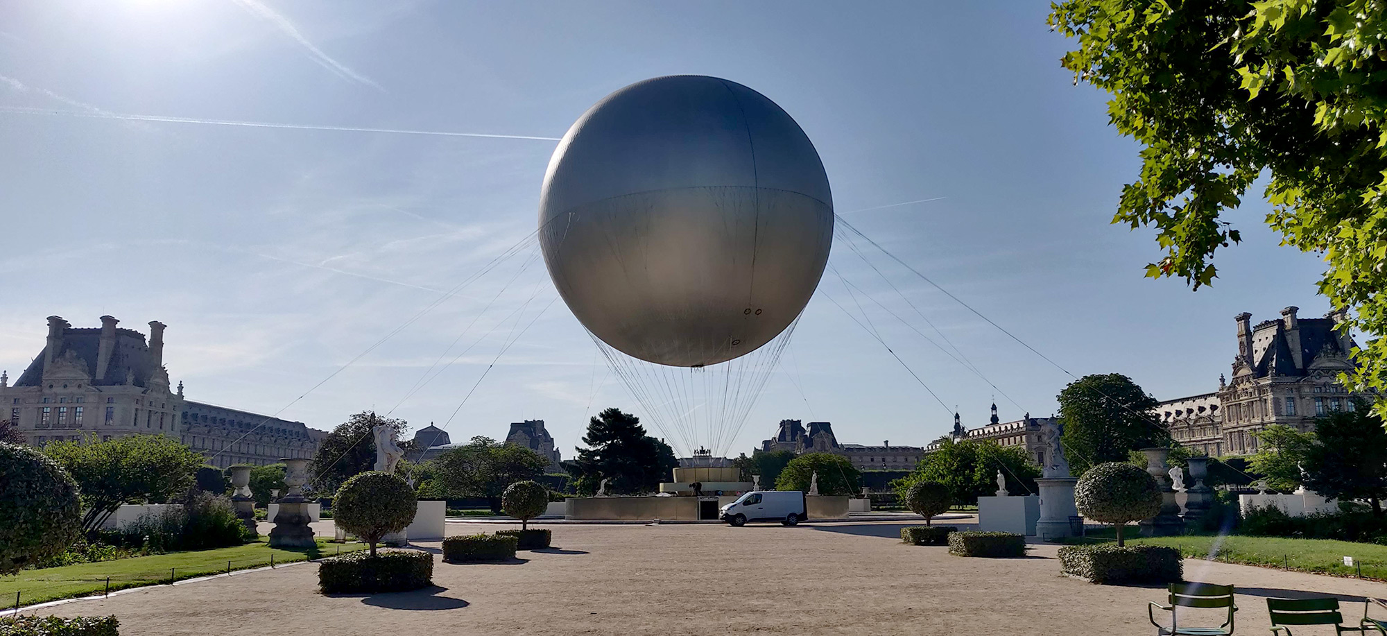 Vasque olympique 2025, Musée du Louvre et montgolfière au sol, jardin des Tuileries