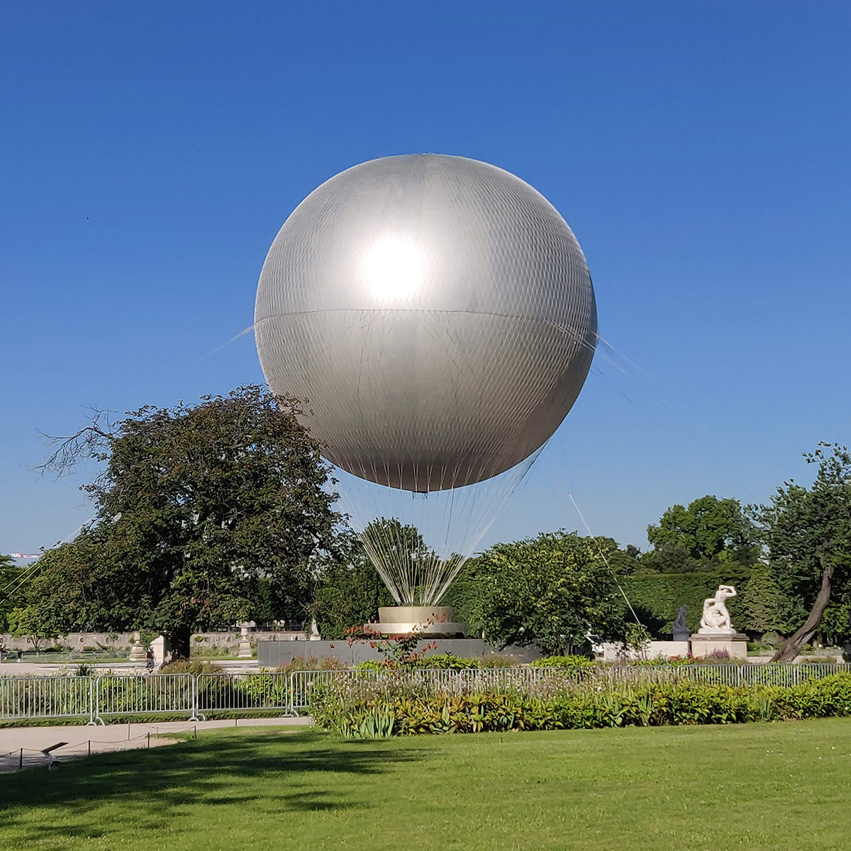 Jardin des Tuileries horaires, Paris, vasque olympique 2025, montgolfière au sol