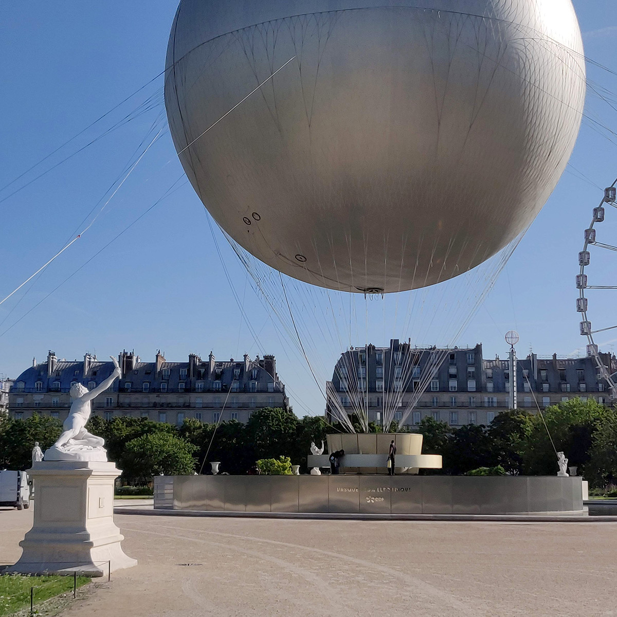 Vasque olympique Paris, montgolfière au sol avant l'ouverture de l'espace public alentours aux Tuileries