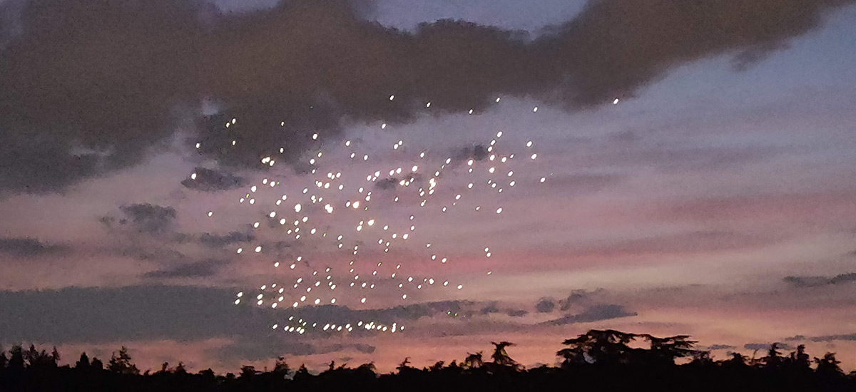 DroneArt Show Lyon, décollage de 400 drones lumineux dans le ciel
