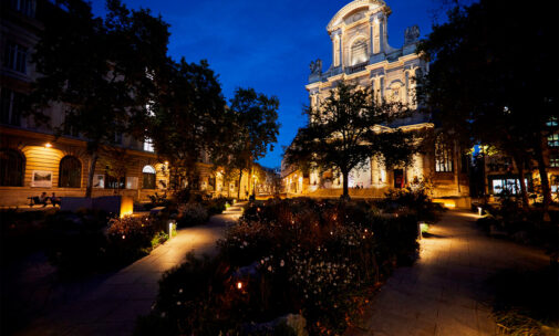Jardin mémoriel du 13 novembre 2015, Paris, France – Conception lumière Agence ON – Photo © Julien Falsimagne