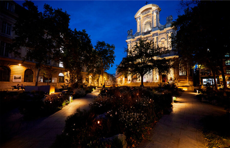 Jardin mémoriel du 13 novembre 2015, Paris, France – Conception lumière Agence ON – Photo © Julien Falsimagne
