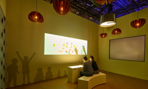 The Living Light, espace Education en lumière vivante, salon Light + Building 2026 - Conception lumière Lichtvision Design © Trilux Meinschäfer