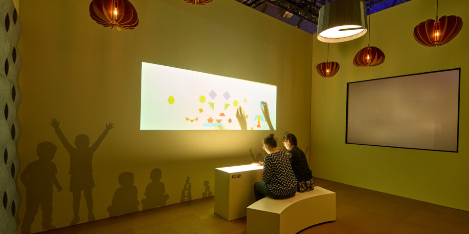 The Living Light, espace Education en lumière vivante, salon Light + Building 2026 - Conception lumière Lichtvision Design © Trilux Meinschäfer