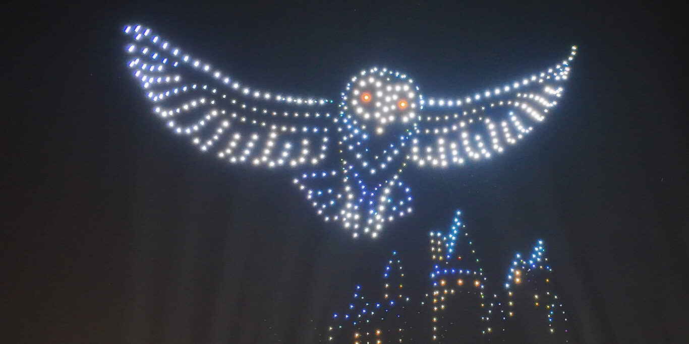 DroneArt Show Harry Potter™ 2026 Lyon, Nice, Paris - Hibou, chateau Poudlard, Nova Sky Stories, Fever © Warner Bros, Entertainment Inc. Publishing Rights © Vincent Laganier