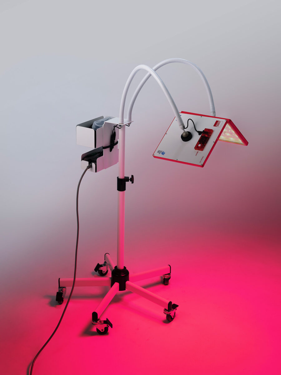 Carré Rouge, système de photobiomodulation, 2024 © Loupi