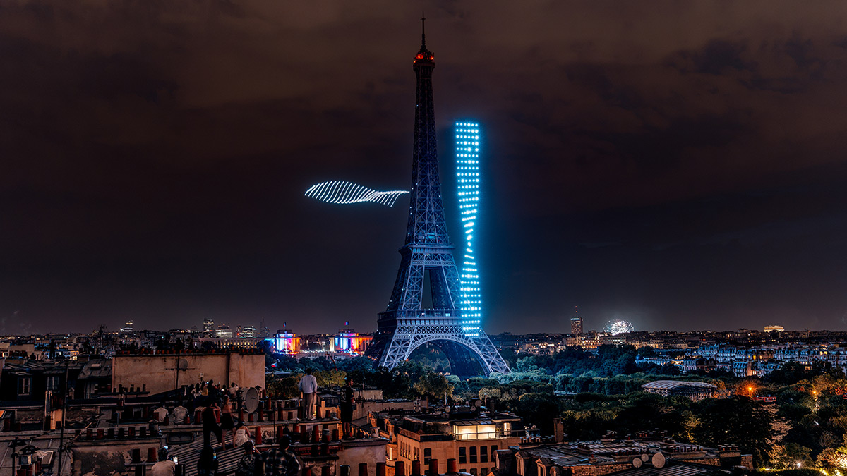 14-Juillet, Paris - Début du spectacle pyrotechnique avec écrans de drones en mouvement
