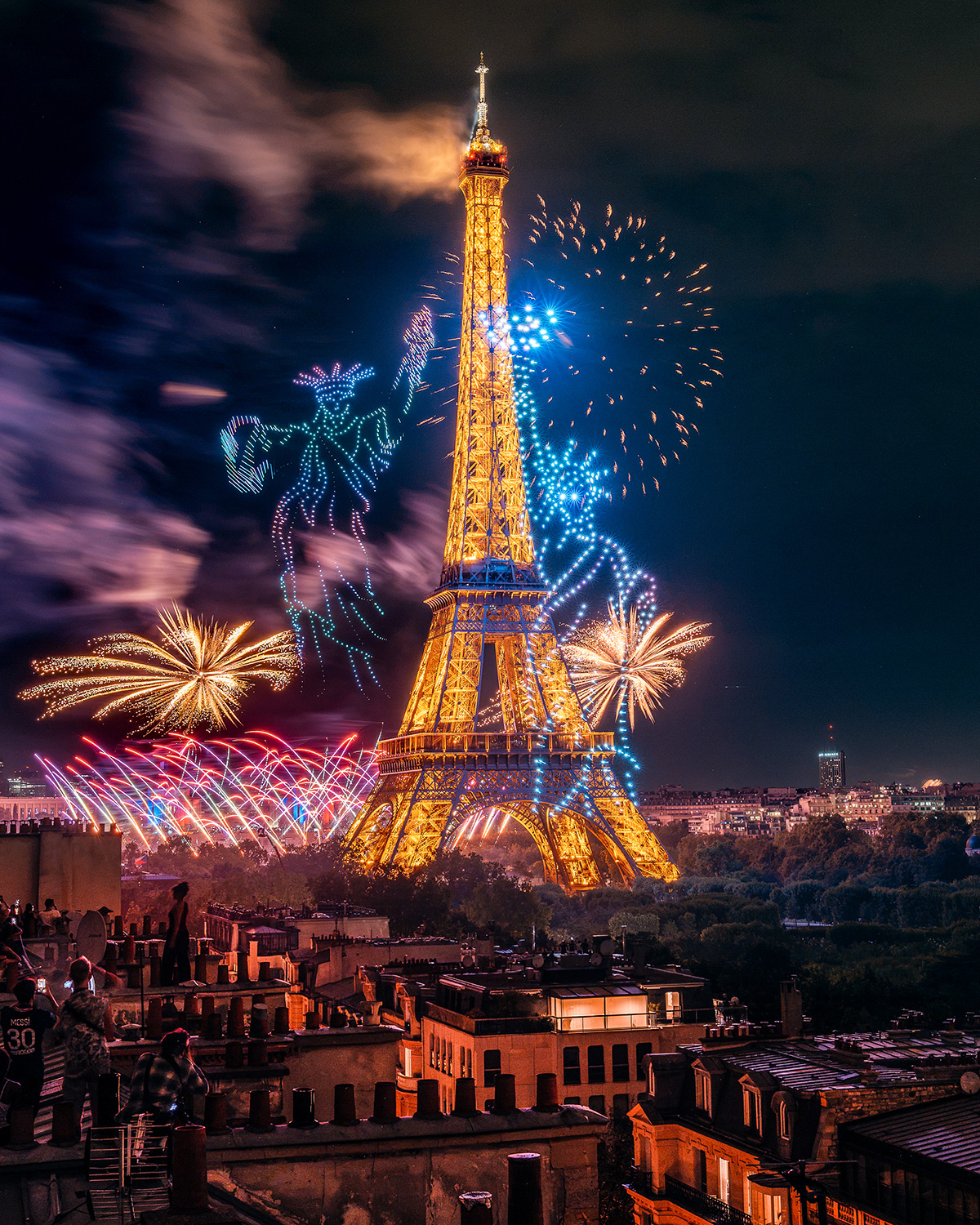 14-Juillet, Paris - Spectacle pyrotechnique, 2 statues Liberté en drones