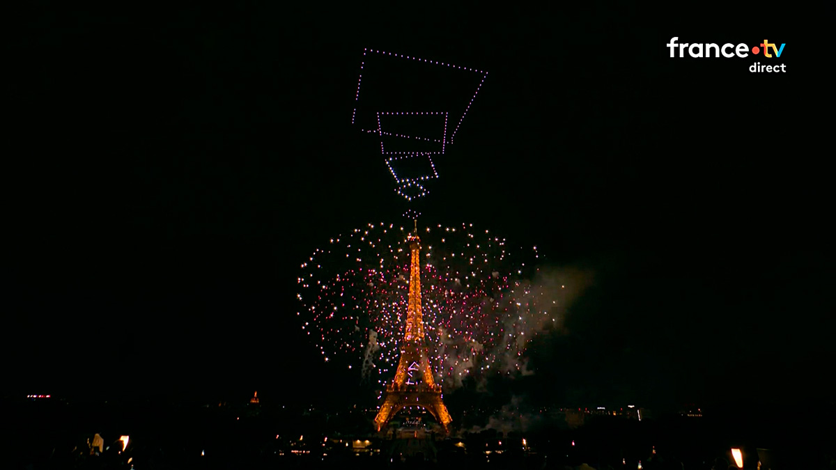 14-Juillet, Paris - Spectacle pyrotechnique, drones en carrés, vue de l'esplanade du Trocadéro