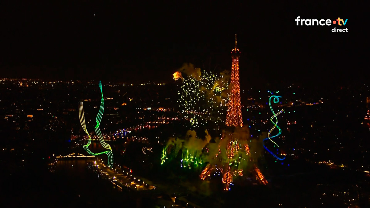 14-Juillet, Paris - Spectacle pyrotechnique avec drones en forme de liens et la boucle de la Seine