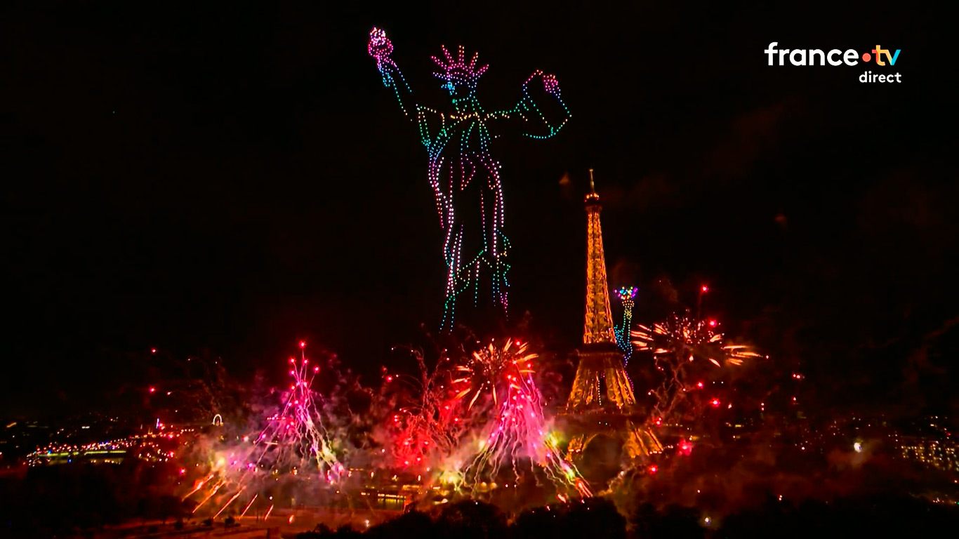 14-Juillet, Paris - Spectacle pyrotechnique, drones la statue de la Liberté