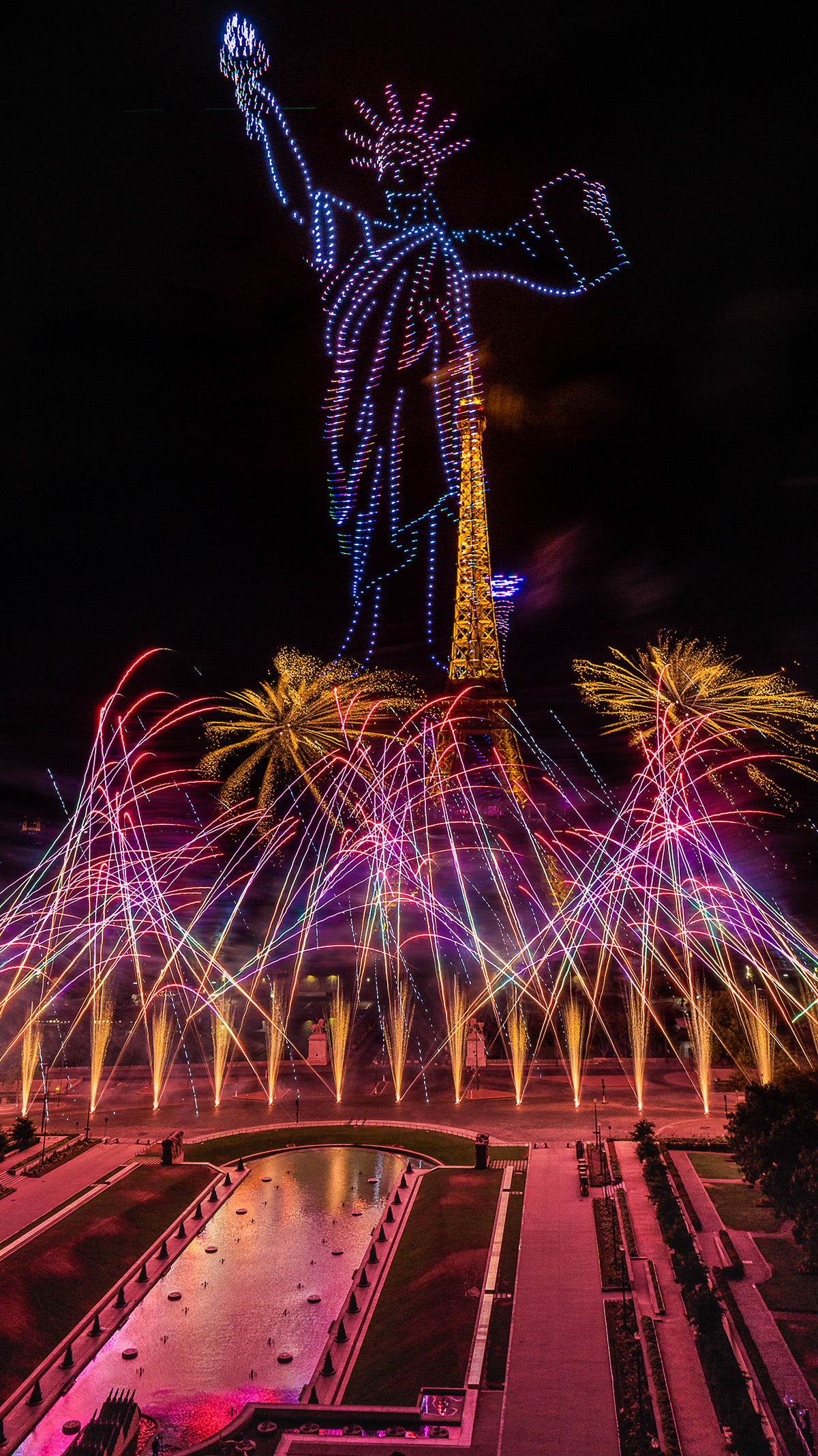 14-Juillet, Paris, spectacle pyrotechnique avec statue de la Liberté en drones