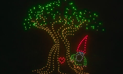 Bourdonner en Bourbonnais, Allier - Arbre de la forêt de Tronçais et lutin - Drones lumineux Dronisos, édition 2025 © CD03 - Léon Farine