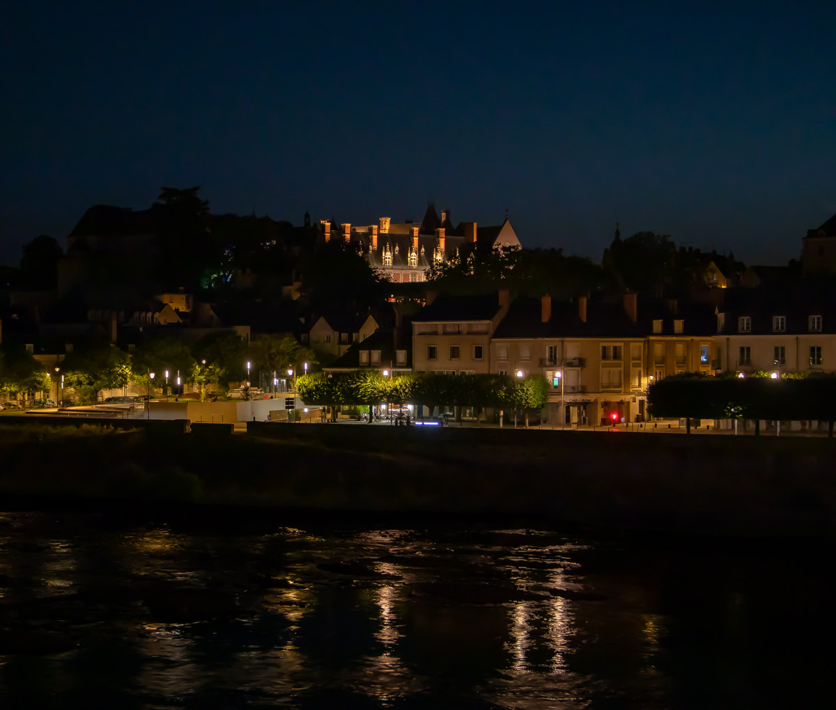 Château royal de Blois, mise en lumière vue du pont Jacques-Gabriel sur la Loire