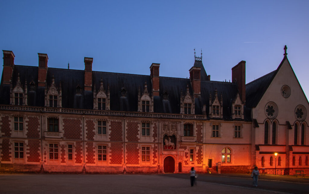 Château royal de Blois, début du scénario de mise en lumière en soirée