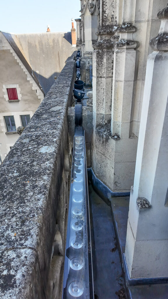 Château royal de Blois, intégration éclairage en toiture, vue de jour