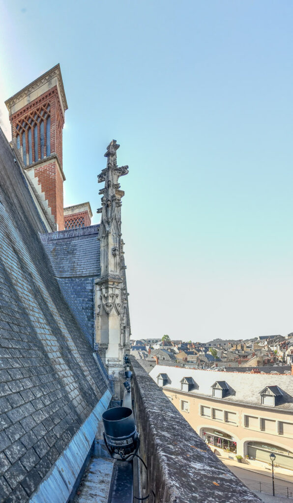 Château royal de Blois, intégration éclairage en toiture, vue de jour