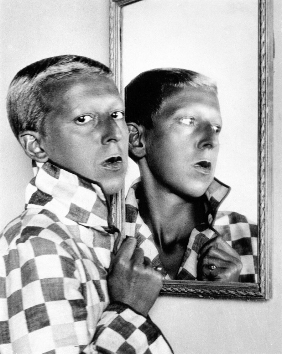 Claude Cahun, Autoportrait avec miroir, c. 1928 - Collection d’entreprise Neuflize OBC © Jersey Heritage Trust