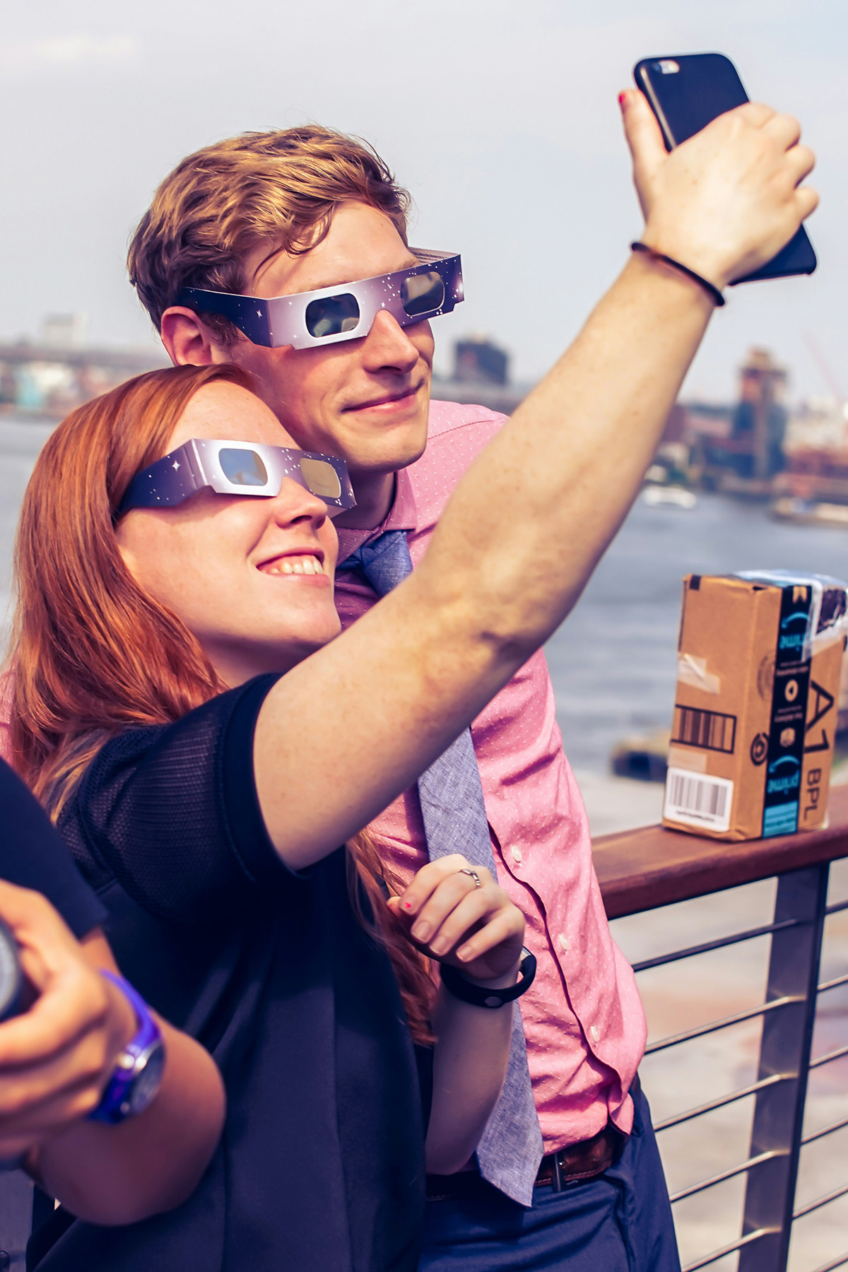 Couple avec lunettes de protection, pour eclipse solaire en selfie