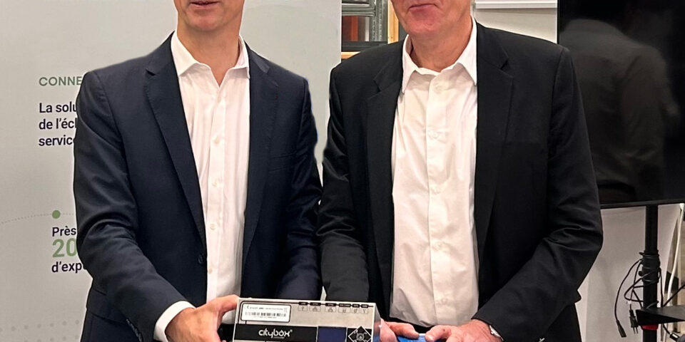 Dominique Néel, directeur général délégué, Bouygues Energies & Services et Dominique Pinault, président, groupe Accédia - lancement fabrication en France du citybox LoRa © Creative Corner