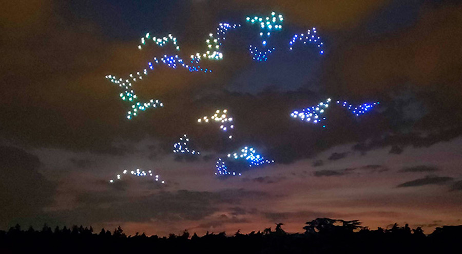 Drone lumineux, spectacle de drones lumineux, DroneArt Show Lyon, France – Nova Sky Stories – Producteur Fever © Vincent Laganier, LZL Services