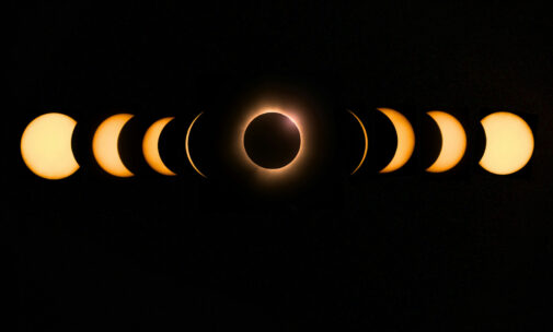 Eclipse de Soleil, dans le ciel sombre, étapes du passage de la Lune devant le Soleil, Port Stanley, Ontario, Canada © Daniel Gomez, Unsplash