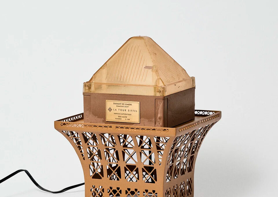 Nouveau Diamant de Lumière 2026 - Designer A+A Cooren - Lampe en lumière du jour, vue latérale - Edition limitée - Société d'Exploitation de la tour Eiffel - Editeur © LxA