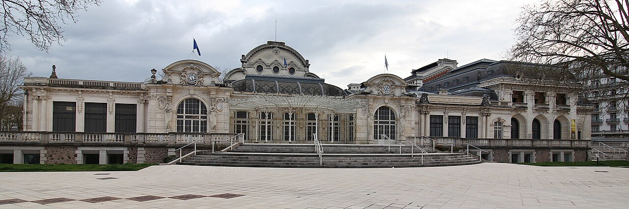 Façade du palais des congrès et opéra de Vichy depuis l'espace des 71 fontaines