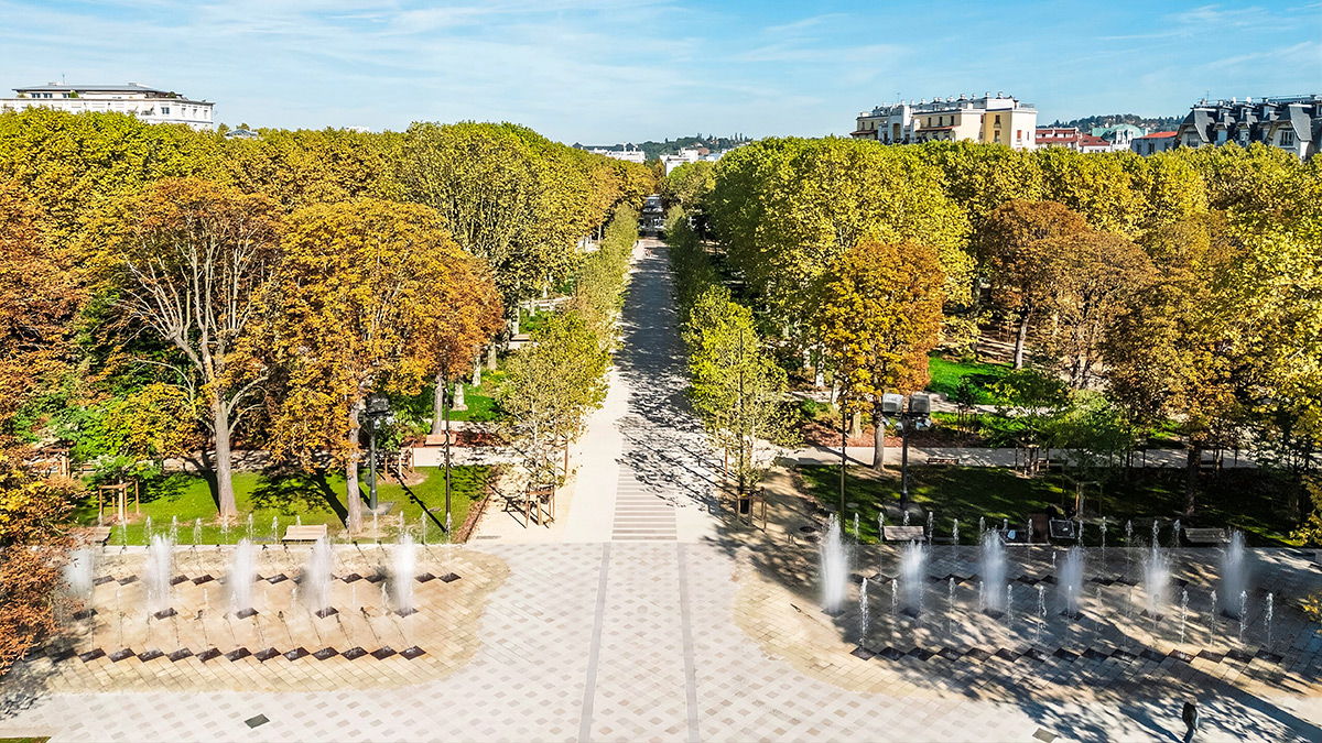 Parc des Sources, allée centrale du palais des congrès Vichy