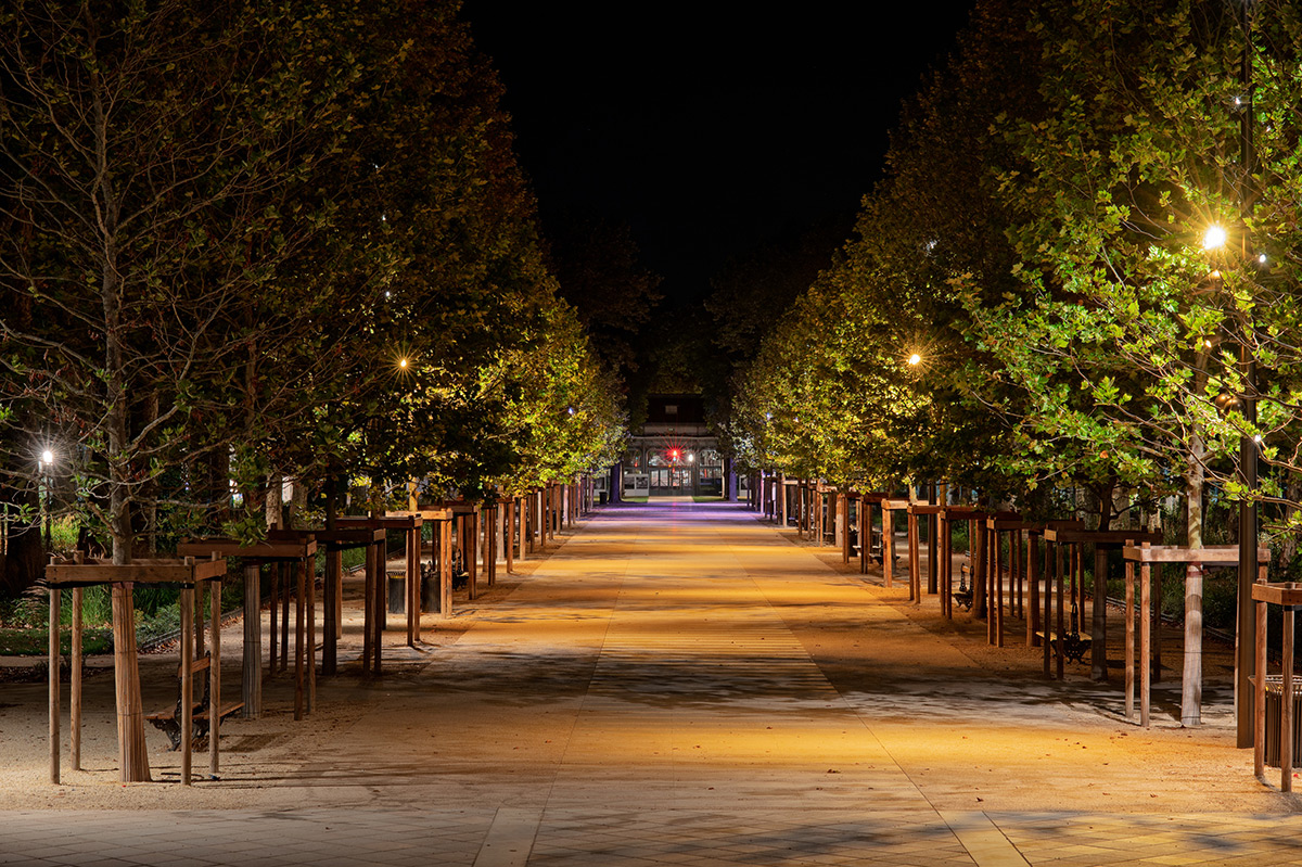 Parc des Sources, allée centrale et mats aiguilles, Vichy - Eclairage public urbain