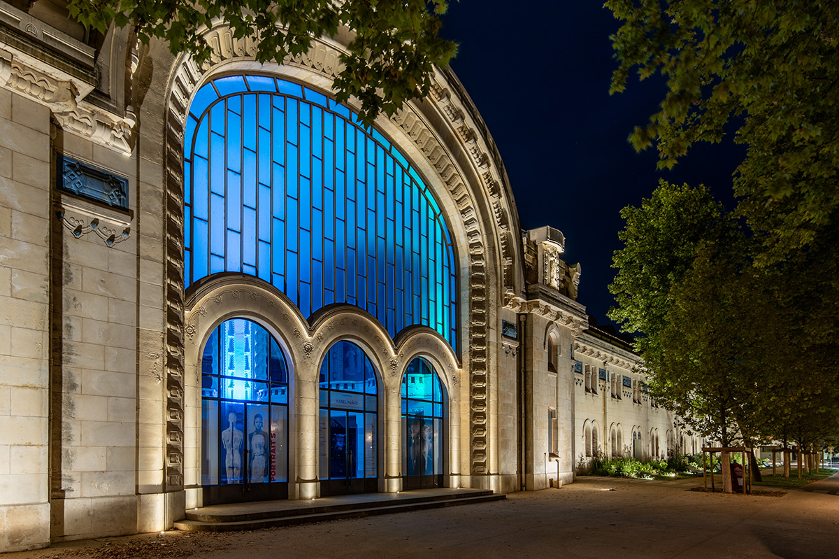 Grand établissement thermal, Vichy - Eclairage architectural de la façade, vue au pied du bâtiment