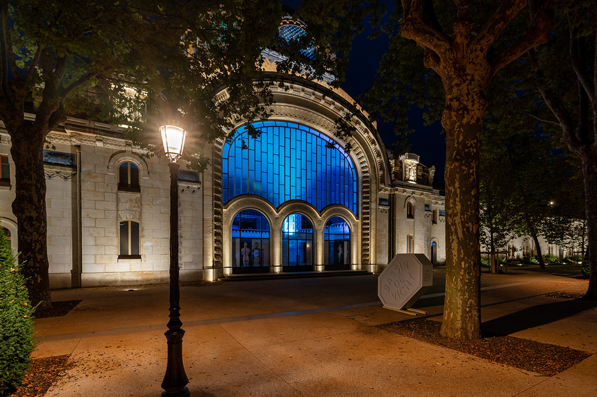 Grand établissement thermal et candélabre éclairage de styke, Vichy - Eclairage architectural de la façade