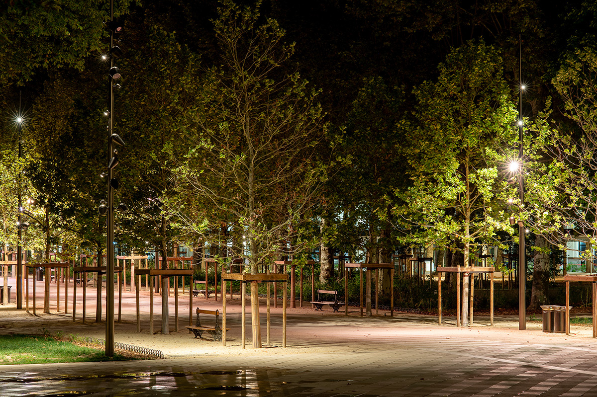 Parc des Sources, mat aiguille avec projecteurs et ambiance nocturne, Vichy