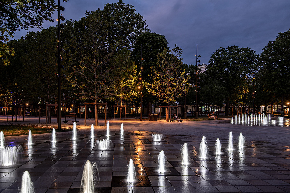 Parc des Sources, parvis du palais des congrès, fontaines illuminées et mats aiguilles, Vichy