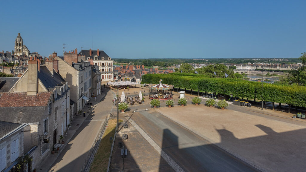 Place du château royal de Blois, implantation des mats sur l’espace public, vue de jour