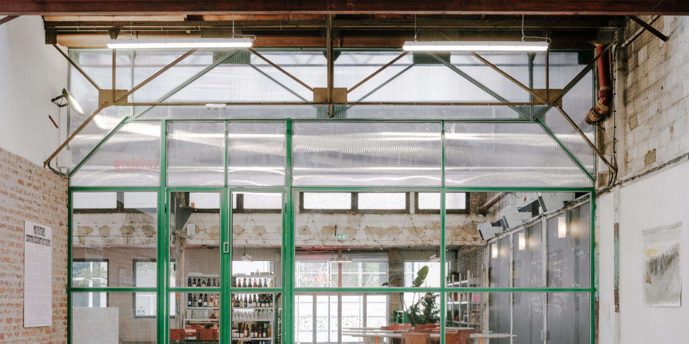 Atelier des jardiniers, tiers-lieu culturel, Montrouge, France - Lumière naturelle et éclairage intérieur, luminaires en réemploi - Architecte Septembre architecture © Giaime Meloni
