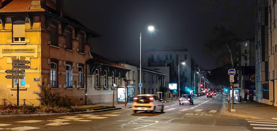 NF EN 13201 une nouvelle jeunesse, éclairage public, rue sens unique avec couloir de bus, Lyon, France © Vincent Laganier
