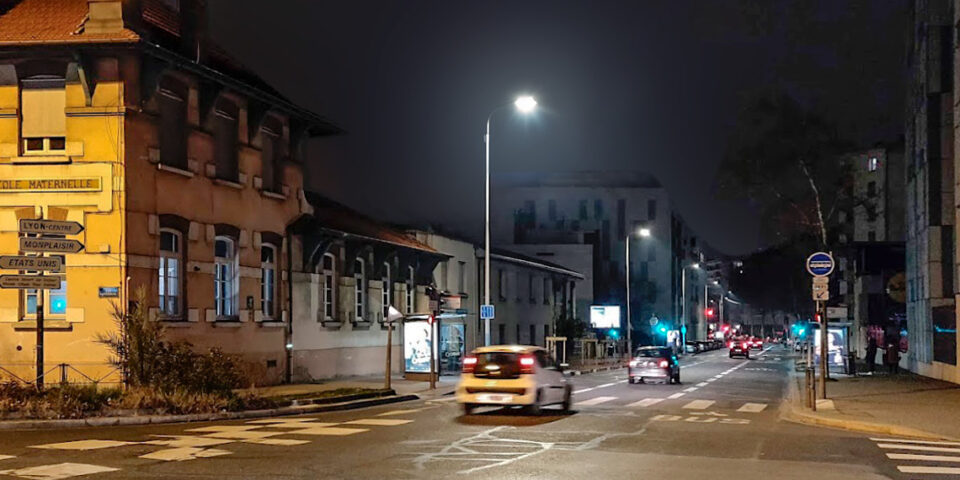 NF EN 13201 une nouvelle jeunesse, éclairage public, rue sens unique avec couloir de bus, Lyon, France © Vincent Laganier
