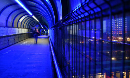 Passerelle, quartier Étangs Noirs, Molenbeek Bruxelles, Belgique - Conception lumière Radiance35 - Photo © Serge Brison
