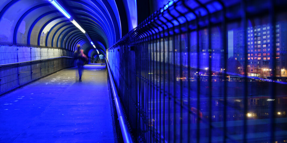 Passerelle, quartier Étangs Noirs, Molenbeek Bruxelles, Belgique - Conception lumière Radiance35 - Photo © Serge Brison