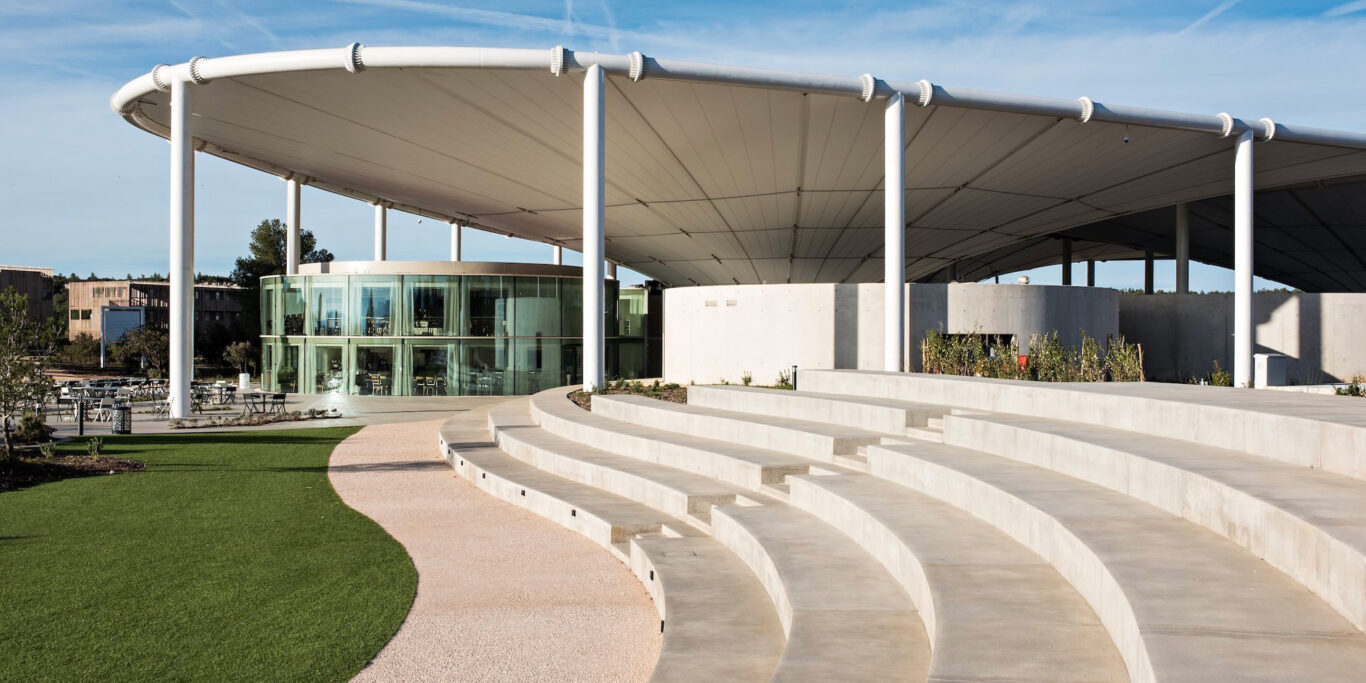 The Camp, canopée en toile, Aix-en-Provence, France – Architecte Corinne Vezzoni & Associés – BET structure Leicht – Membrane technique Serge Ferrari © StudiovU, photographe Vincent Uettwi