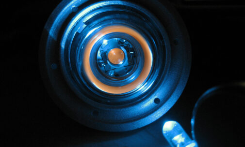Une puce de LED blanche dont le luminophore fluorescent émet en jaune sous l’éclairage d’une LED bleue © Wikimédia
