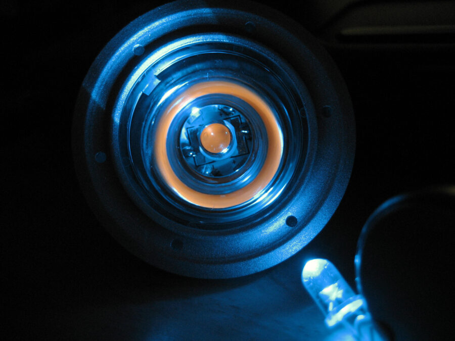 Une puce de LED blanche dont le luminophore fluorescent émet en jaune sous l’éclairage d’une LED bleue © Wikimédia