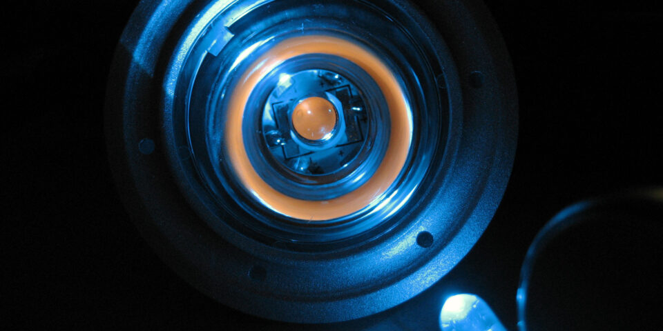 Une puce de LED blanche dont le luminophore fluorescent émet en jaune sous l’éclairage d’une LED bleue © Wikimédia